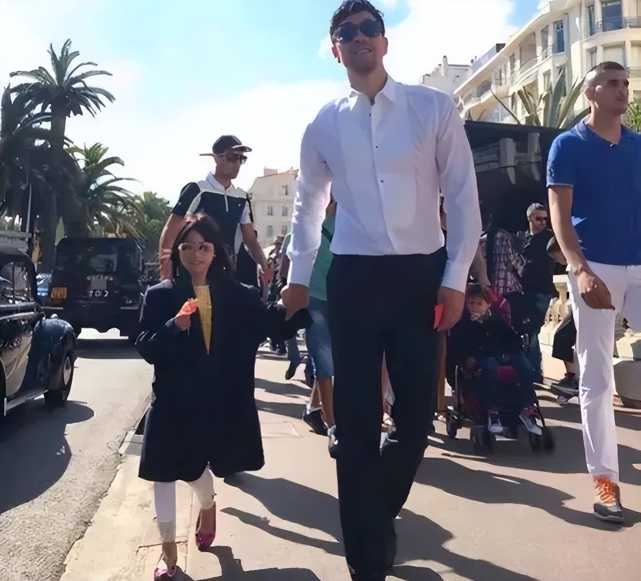 王*源千**上演《惊天救援》，拿影帝无人知，和圈外女友裸婚恩爱26年