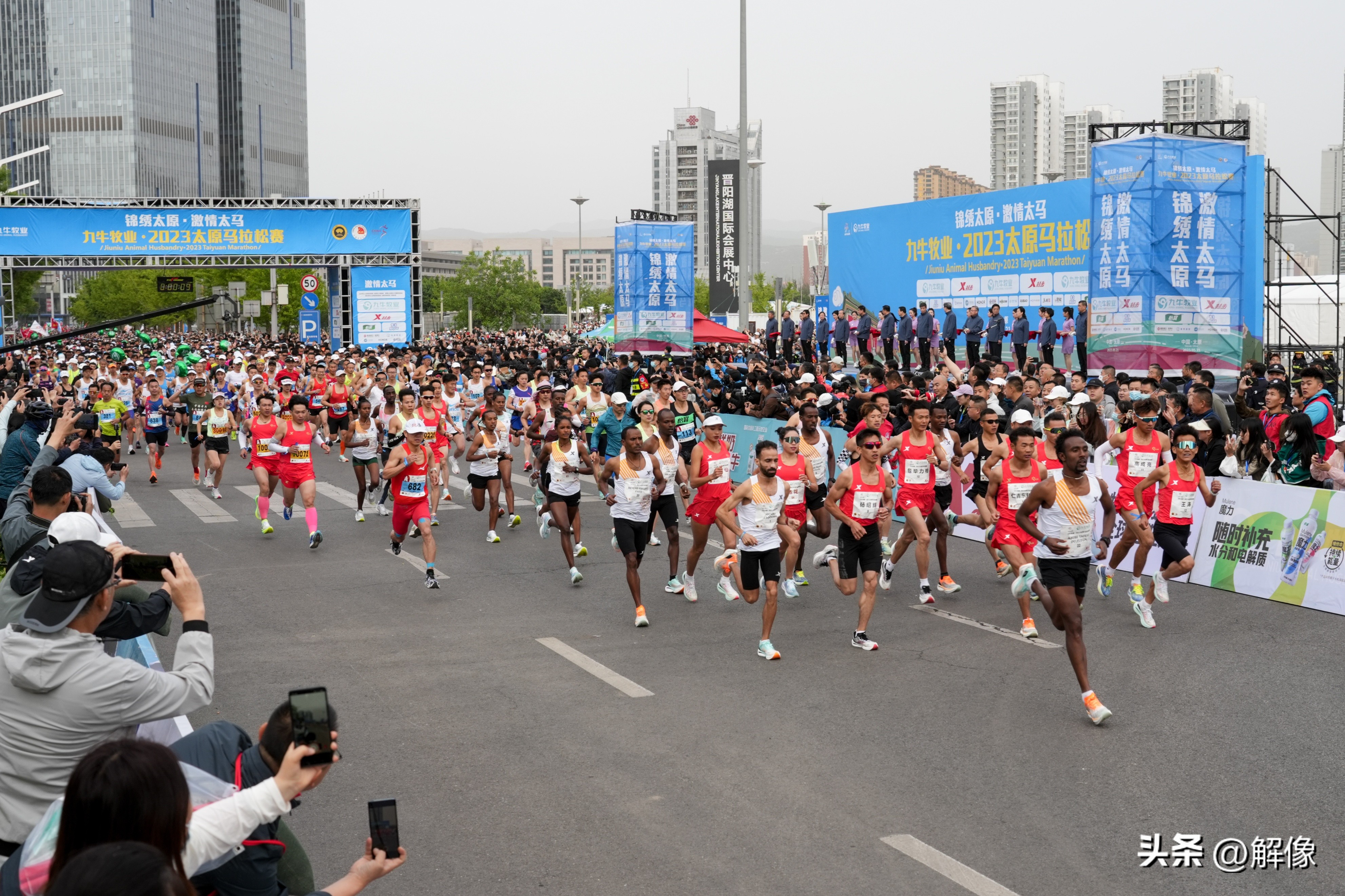 太原马拉松开赛：埃塞俄比亚选手夺冠，杨绍辉打破中国籍赛会纪录