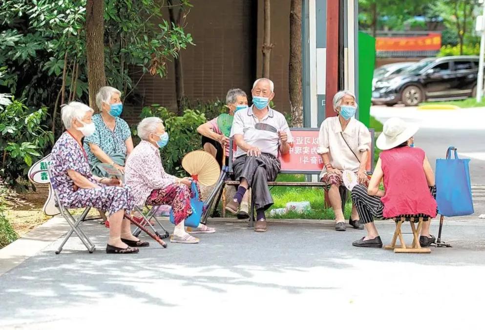 地摊上20元一件的衣服你敢买吗,20元地摊货快消品