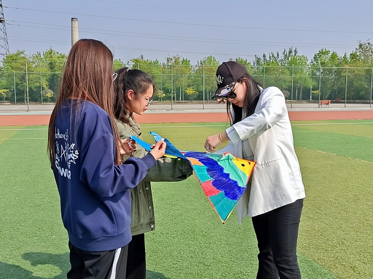 春天是风筝路过的浪漫——三达书院开展“创美四季·春”活动