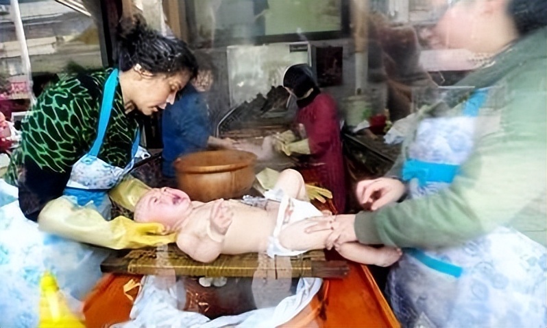 女子带3岁儿子洗药浴，不料却洗出绝症，*底卧**2年讨公道，结局如何