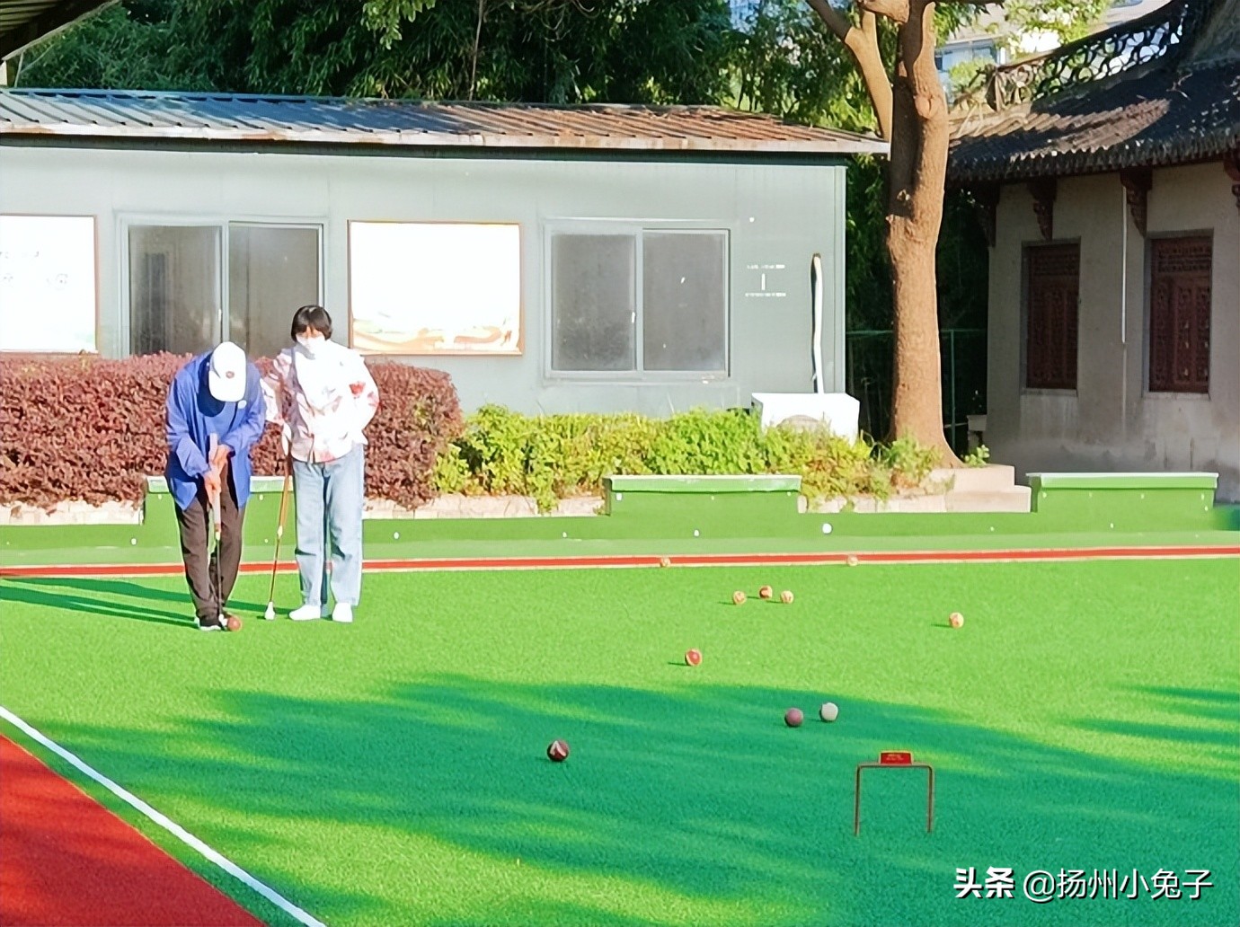 球场上英姿飒爽球场下努力学习,球场上奋勇拼搏