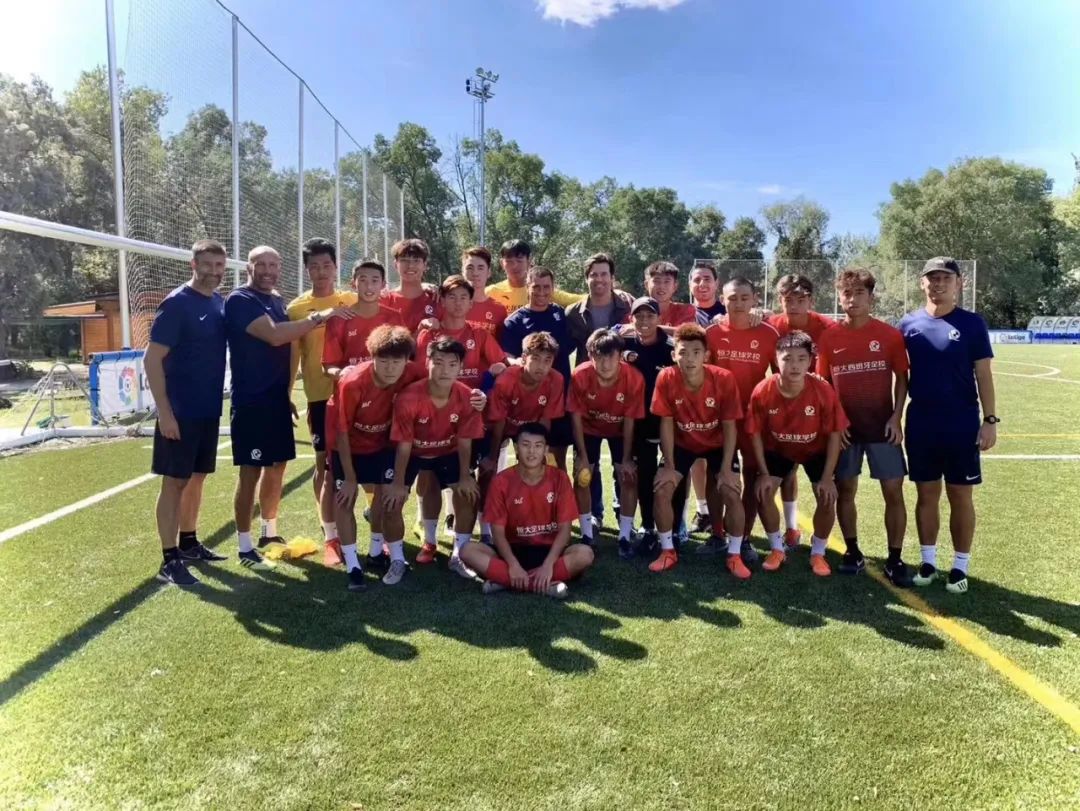 足球少年一路前行,足球少年逆风而行