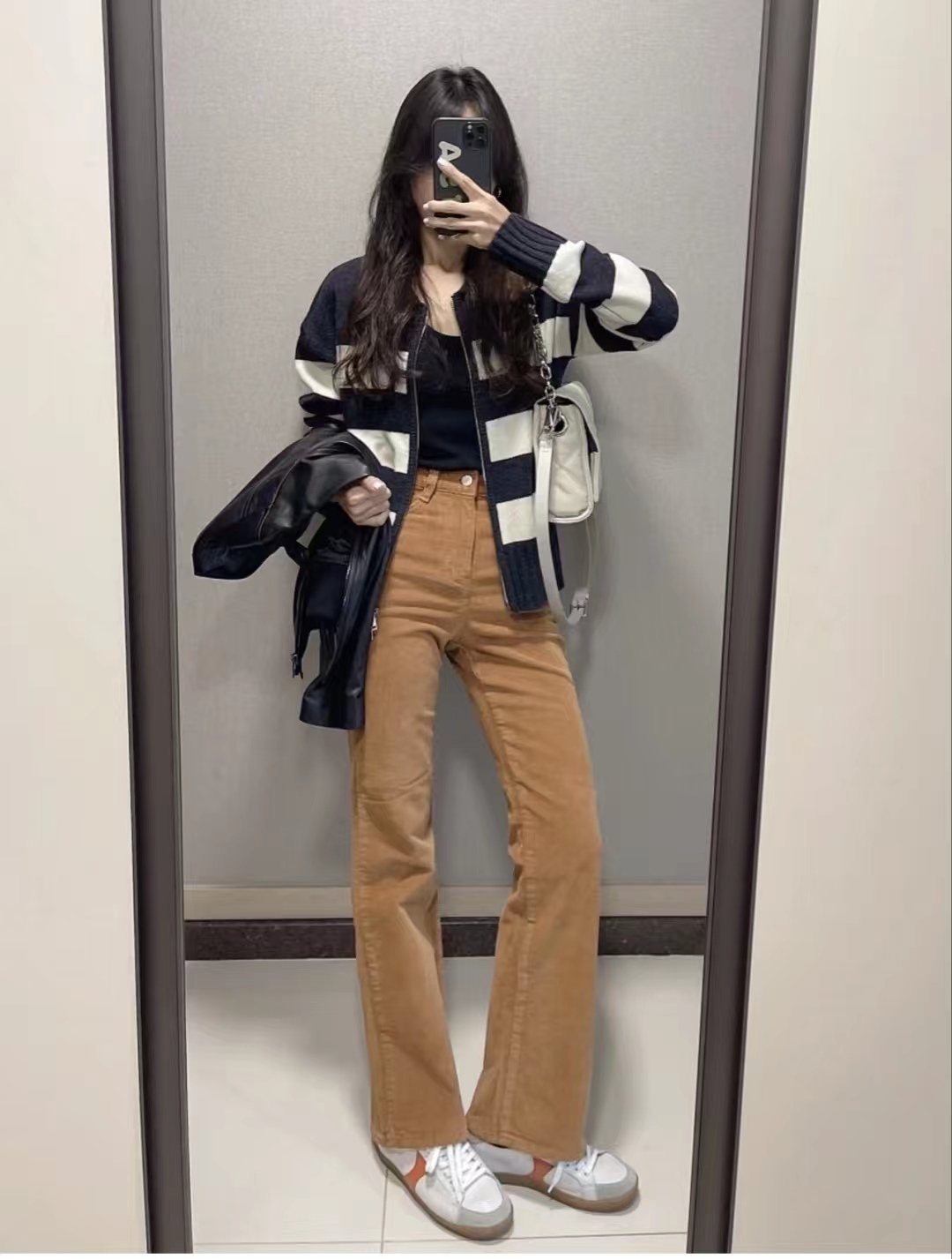 男士灯芯绒裤子可以搭配什么上衣,米白色灯芯绒裤子搭配什么鞋子