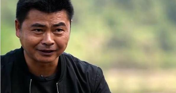 男子养殖螃蟹,男子养4个龙虾致富