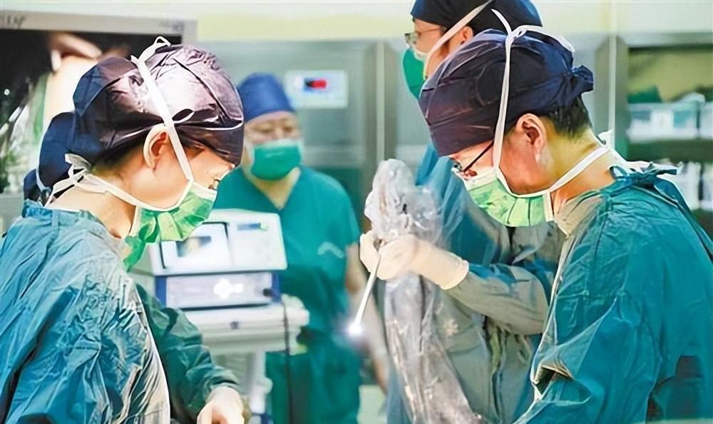 母亲冒生命危险把子宫移植给女儿,43岁妈妈将子宫移植给22岁女儿