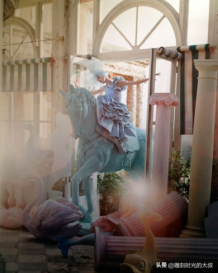 作品充满隐喻与象征主义，讽刺和暧昧：备受赞誉的当代时尚摄影师