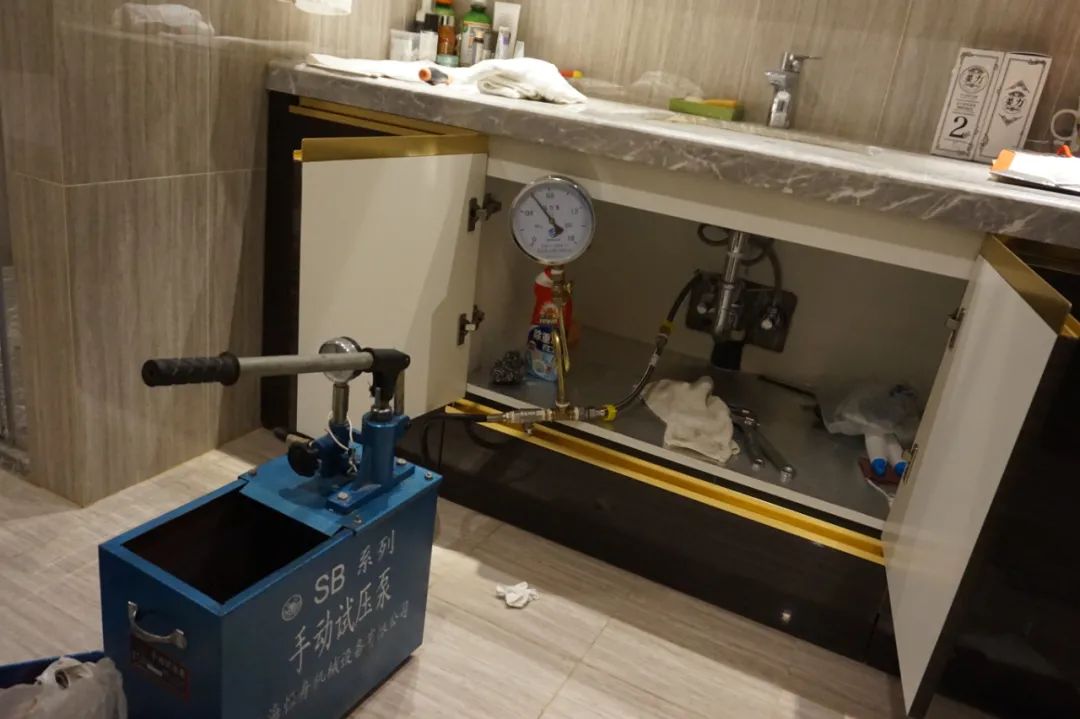 楼上漏水保修期8年未到属谁负责,楼上防水导致漏水谁赔偿