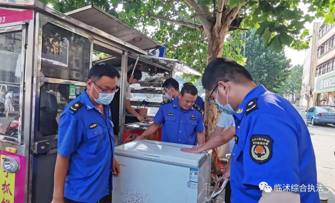 城管占道经营重拳整治,临沭弘盛华庭门口城管执法