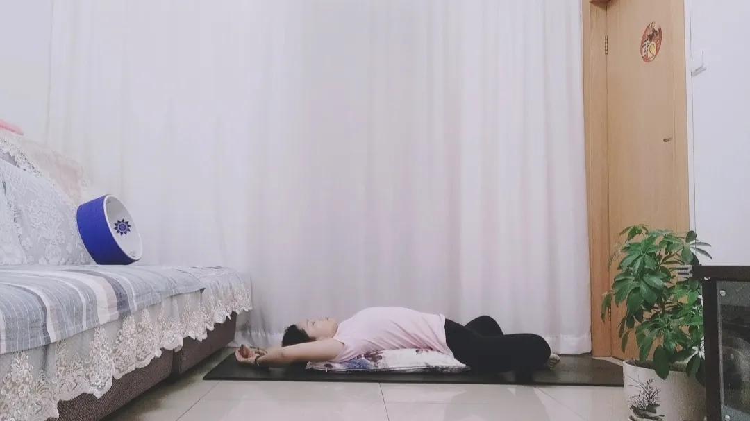 失眠多梦瑜伽动作,失眠睡前瑜伽姿势图解女