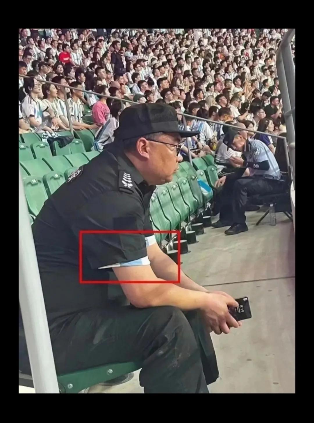 拥抱梅西小伙子和大马丁击掌,拥抱梅西小伙子跟马丁握手