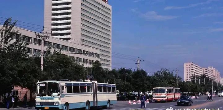 高清老照片：旗人格格大腿岔开豪放洗衣，地主三妻四妾不输女明星