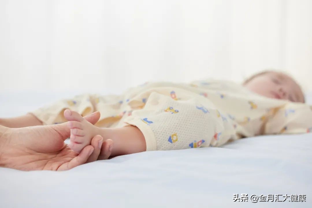 宝宝嘴唇干裂妈妈需要吃什么,10个月的宝宝嘴唇干裂怎么办