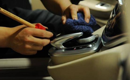 车上异味大适合放什么样的香水,车内有异味用什么香水比较好