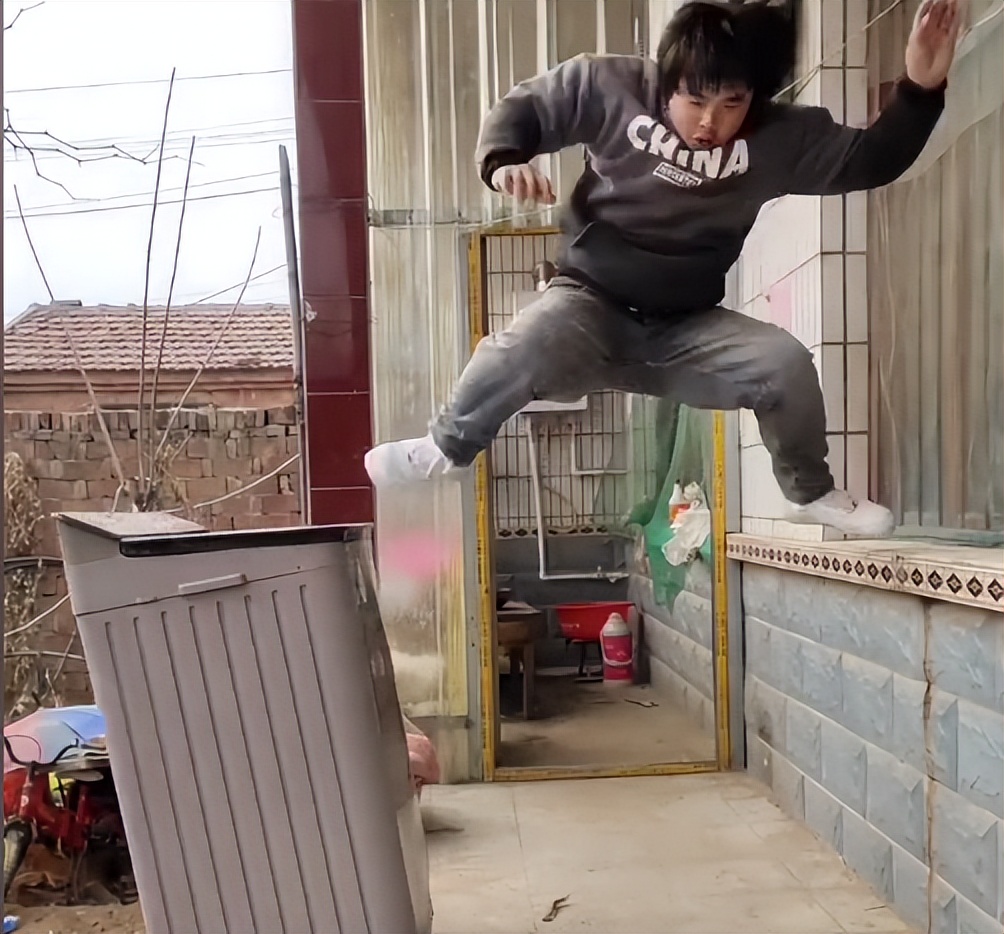 山东小伙靠“三脚猫功夫”走红，获赞乡村洪金宝，网友为啥半服？