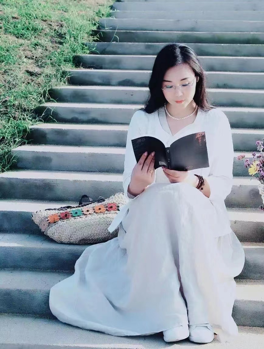 头条诗选：江苏女诗人胭脂茉莉，用清醒的眼睛打量这个世界