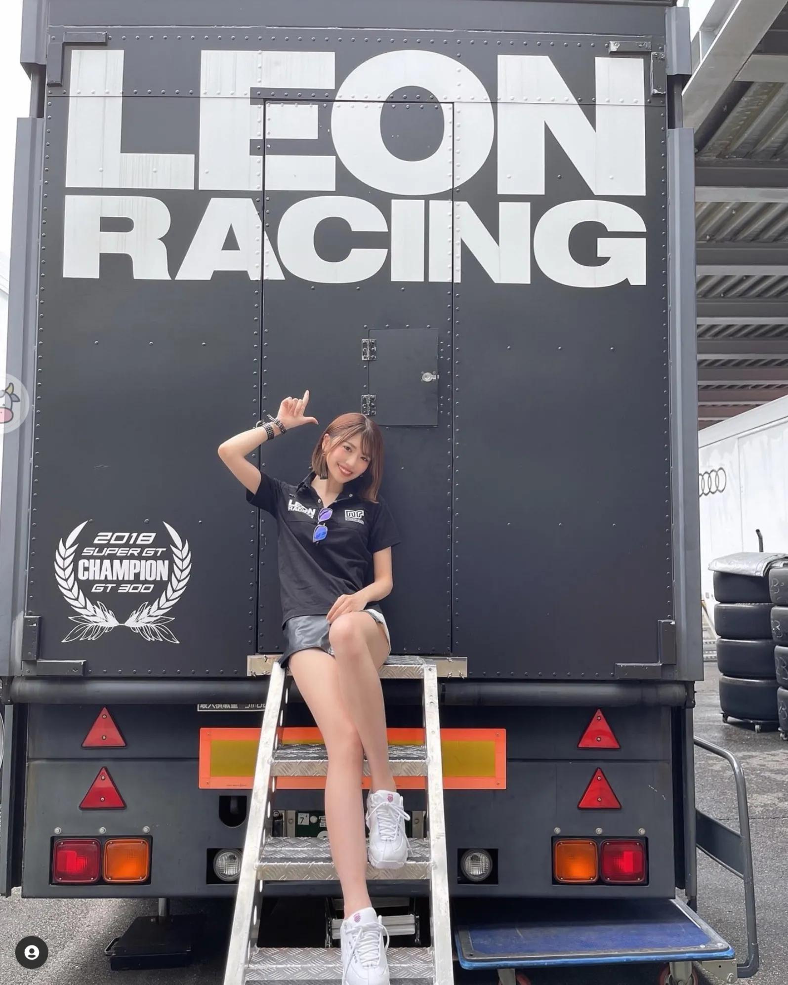 车模小姐姐一言难尽,日本车模气质迷人漂亮又大方