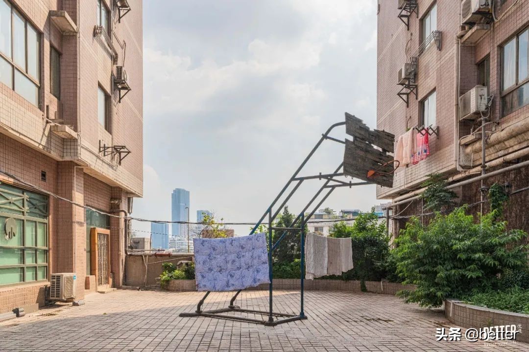 公交车爬楼顶,公交车飞上了楼顶