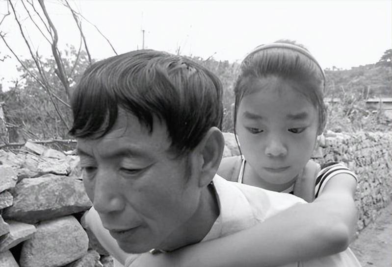 1997年,35岁男子捡到女弃婴,19年后女孩的七幅画卖出4.58万高价