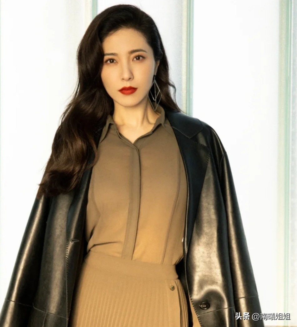 适合细软塌发量少的锁骨卷发,锁骨卷发流行发型减龄