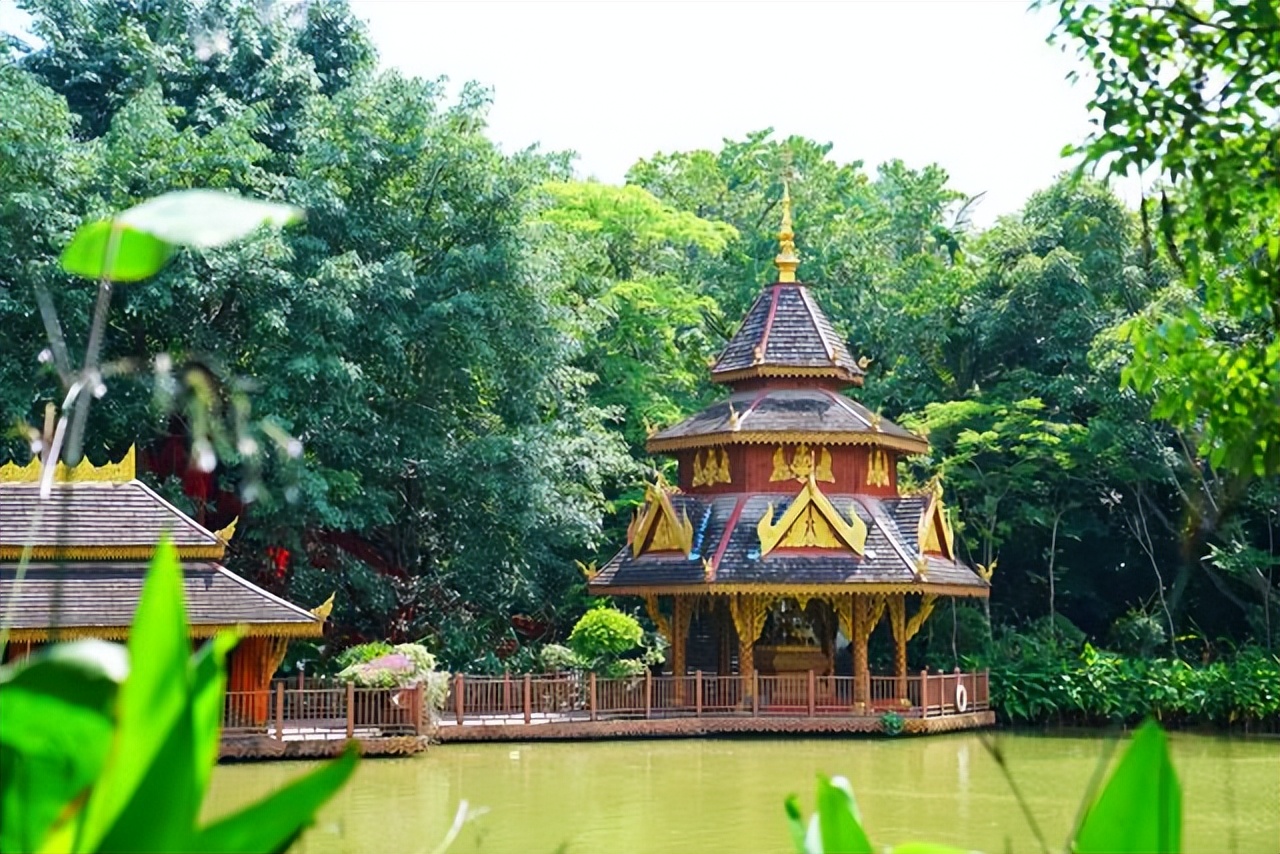 云南西双版纳曼听公园有泰国韵味,西双版纳曼听傣族村寨风景