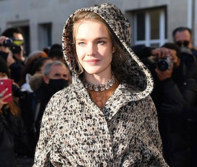 39岁LV太子妃看秀，淡妆呈现清透少女感，大颗“水晶”加身很闪亮