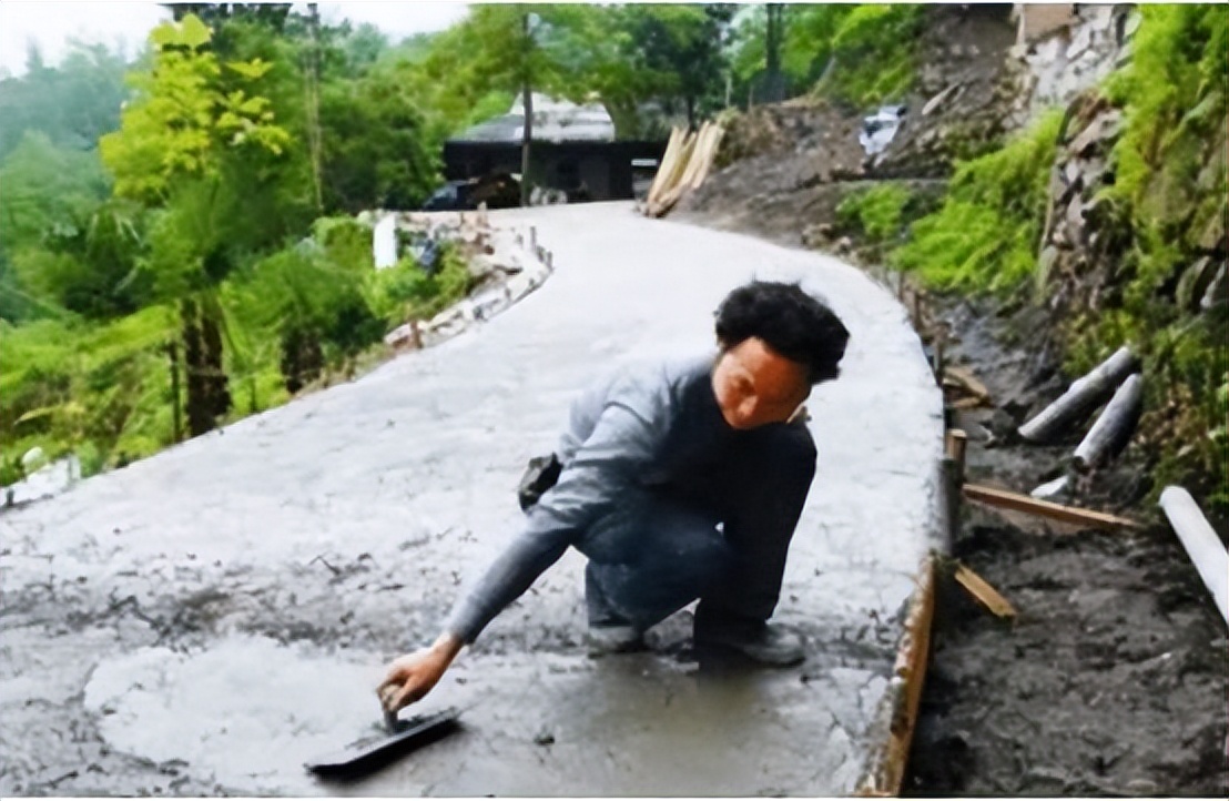 汶川地震父亲背儿子遗体现状,汶川地震背儿子徒步25公里