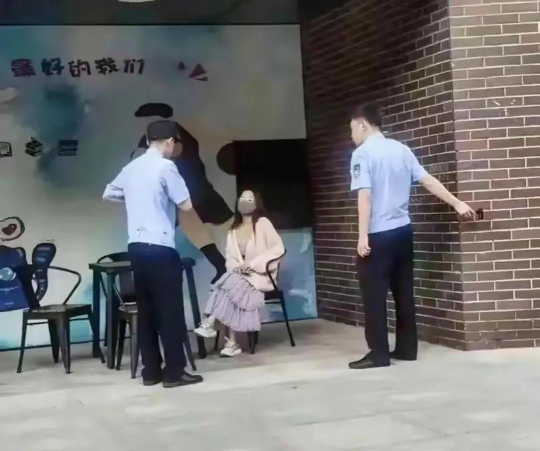 天津大学小仙女，跑路的样子太拉风，她为什么非要往同学头上扣饭