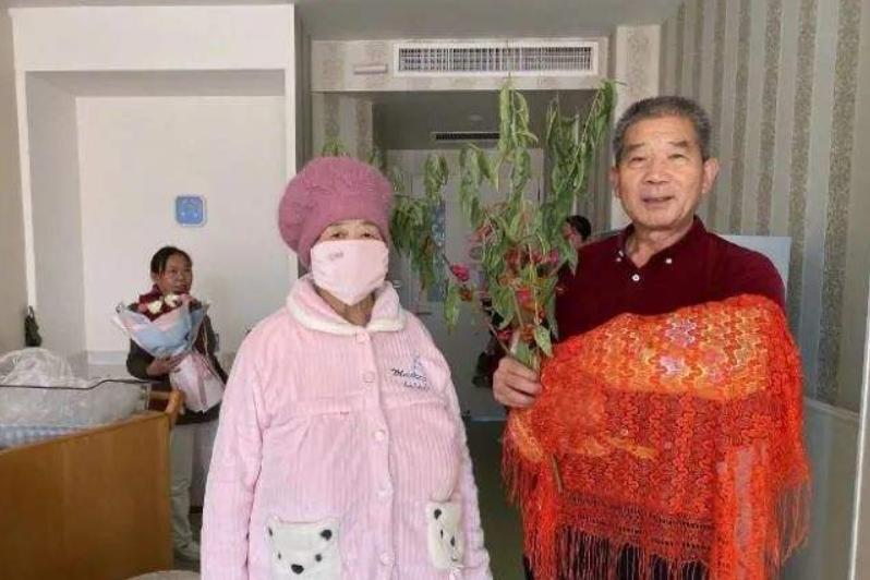3年前，67岁妈妈不顾子女断绝关系，坚持产女，宣称：我有退休金
