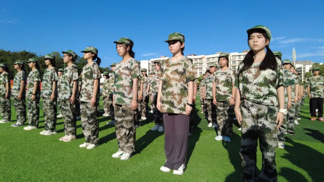 青春正步走，磨砺正当时——三台一中高2023级新生军训进行时