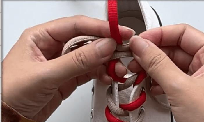 鞋带最新系法教程,鞋带怎么系不会散架