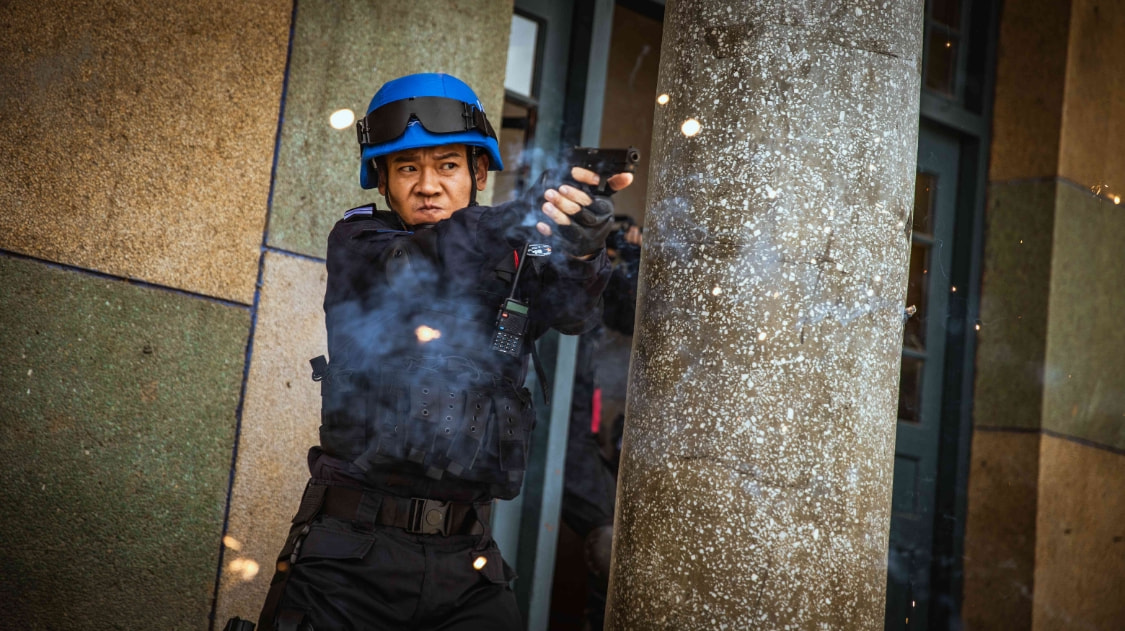 这部网大上线就热度第一,口碑却两极分化,堪称低配《拆弹专家》