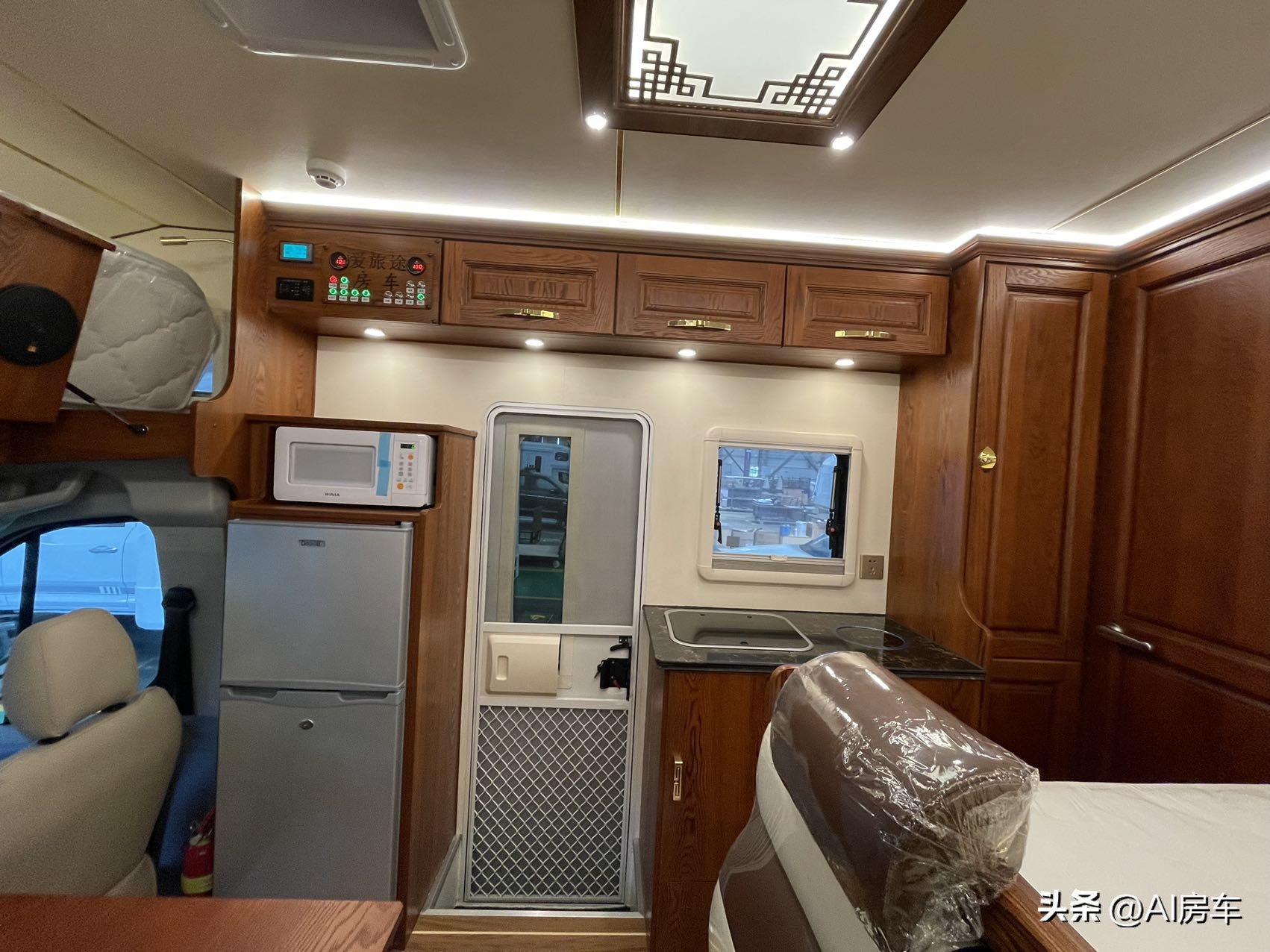 退休后逐梦旅行开啥车？夕阳红2号，精装修2室一厅，真适合老年人