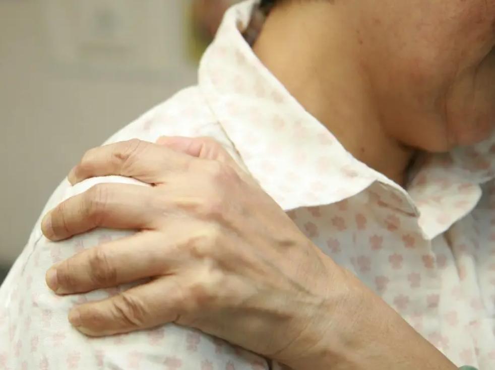 治疗缓解肩周炎的几个简单动作,肩周炎最好的恢复办法和治疗方法