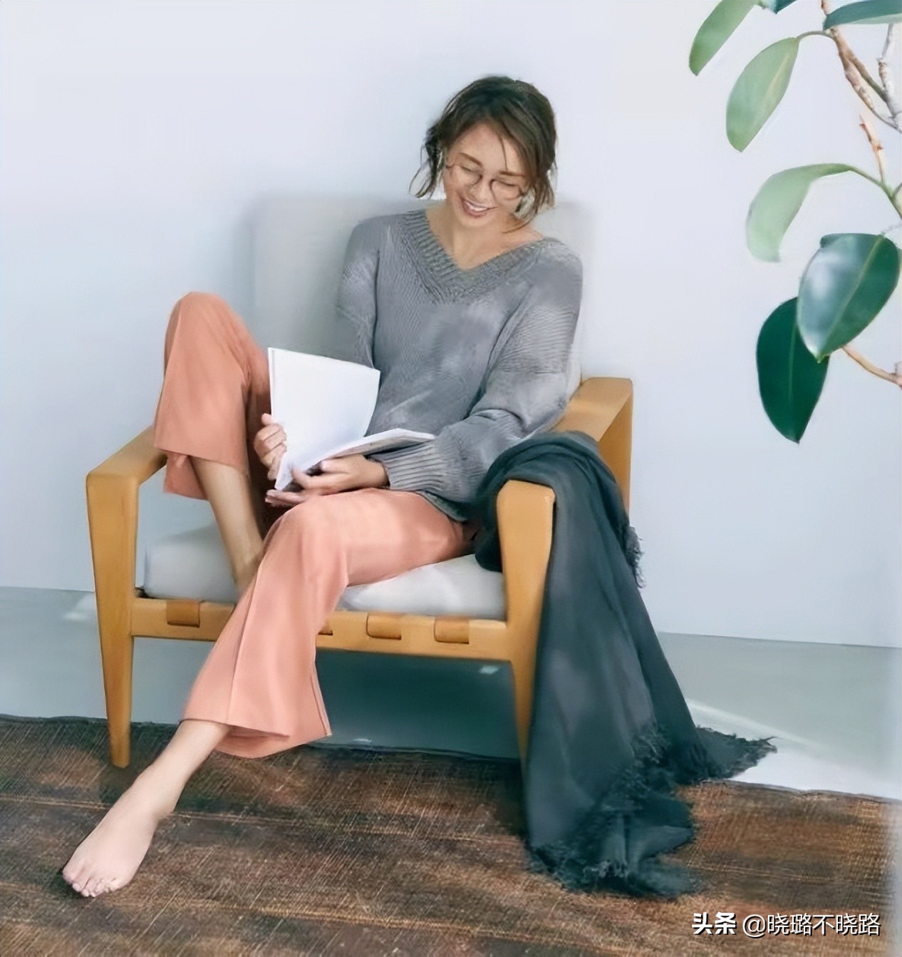 微胖女生穿搭紧上衣,上松下紧的穿衣风格微胖秋季