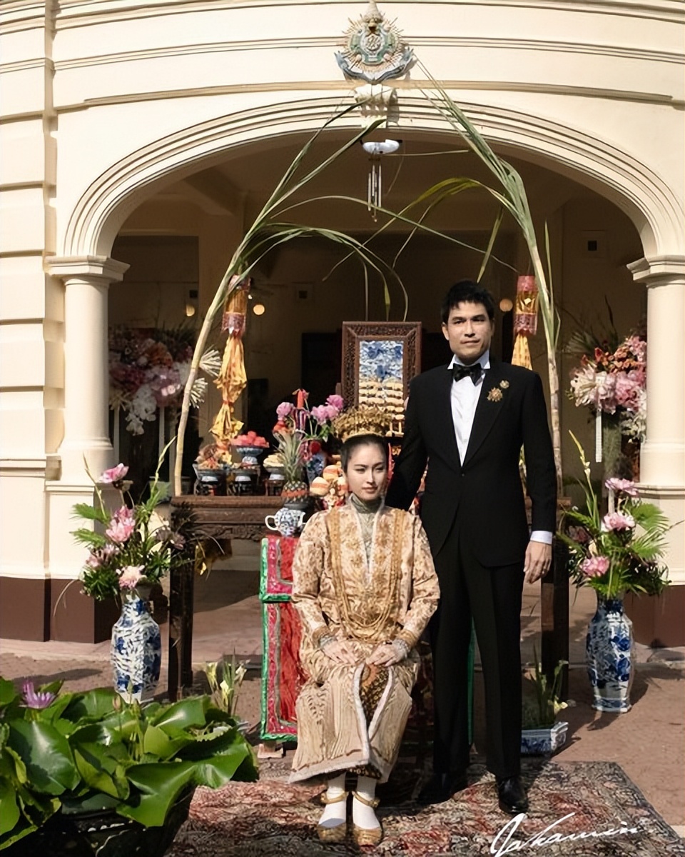 泰国最美变性人宝儿大婚！金色礼服配黄金皇冠太高贵，新郎也超帅