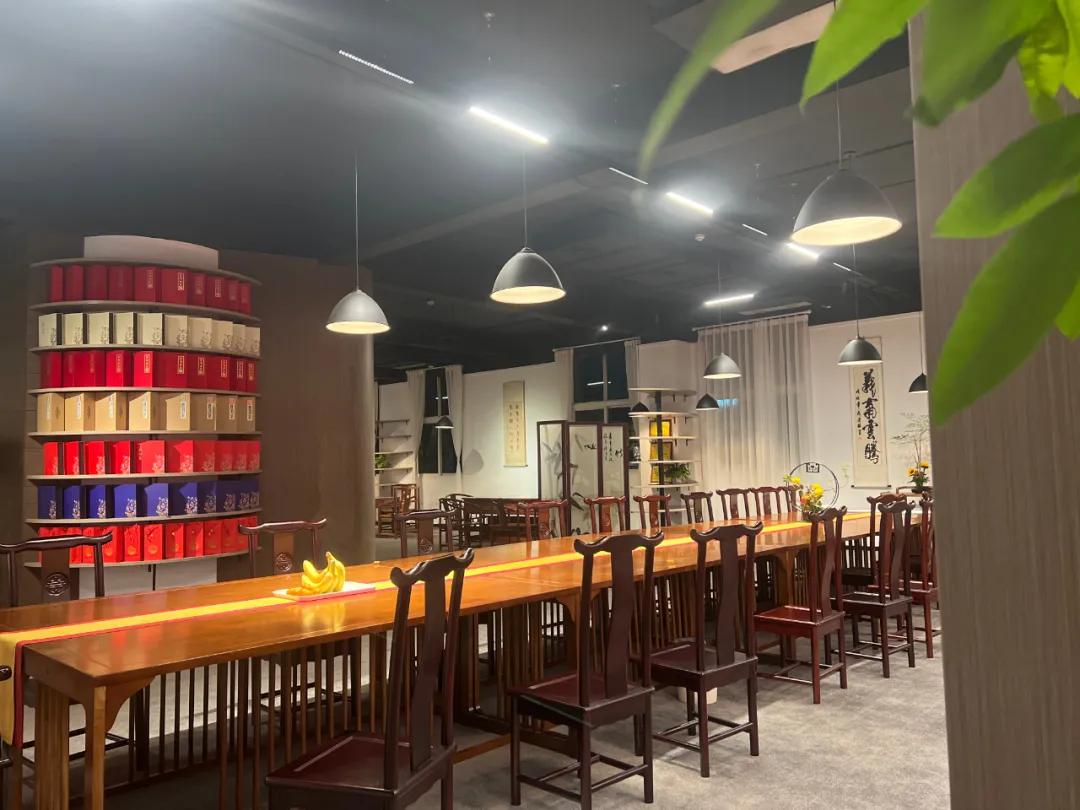 活跃在直播间里的老板们，他要连续直播1001夜