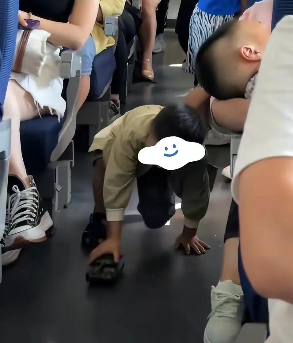 女孩一声“怒吼”换来整个车厢的安静，联想到航班上的一封道歉信