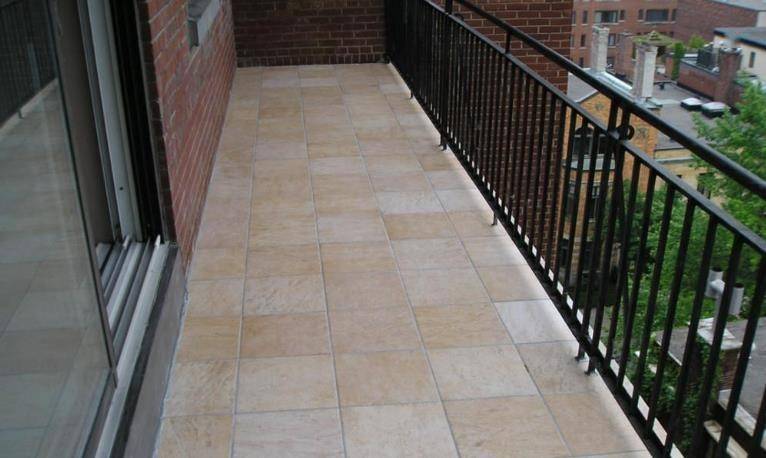 下雨天阳台渗水怎么处理,厨房阳台下雨天就渗水问题