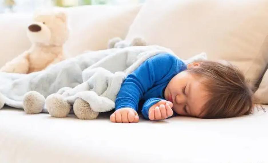 孩子睡觉总踢被子怎么办,孩子睡觉总踢被子别以为是太热