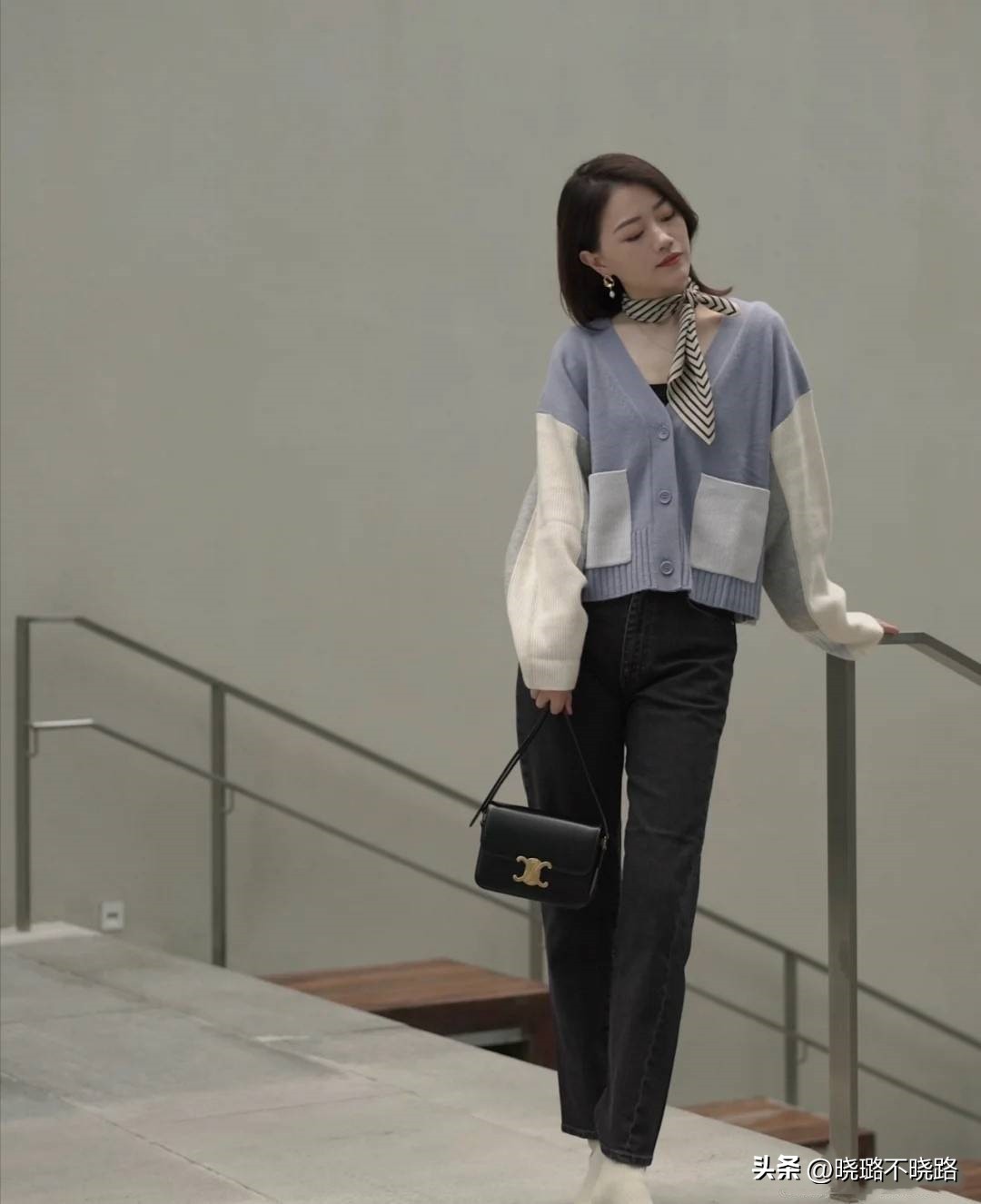 高领衫怎么搭配外套更好看,风衣半高领针织衫搭配