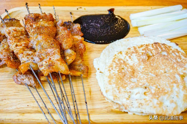 现在开淄博烧烤店来得及吗,淄博烧烤店服务员一个月收入多少