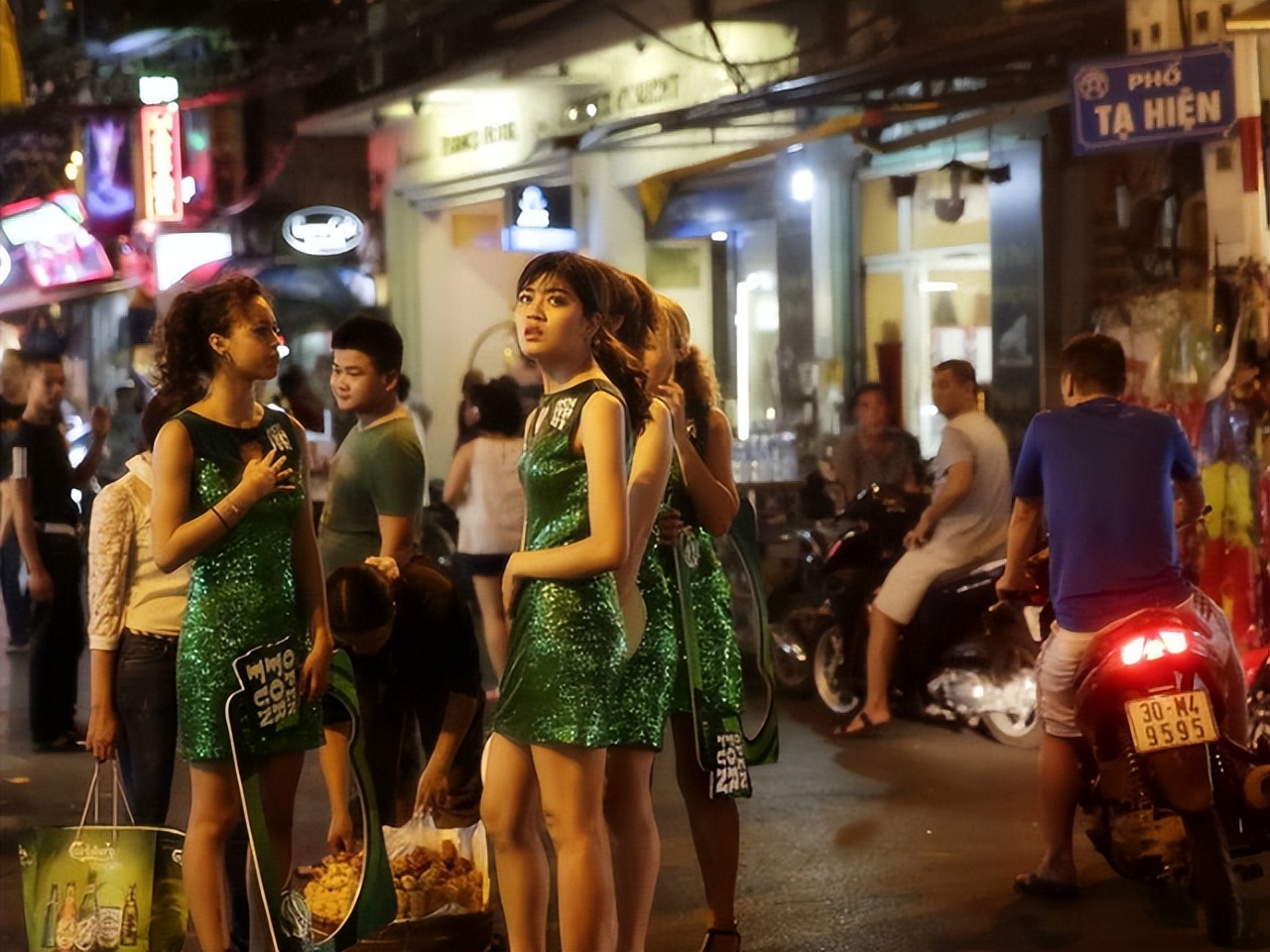 许多越南漂亮姑娘在边境摆摊,越南边境卖东西的姑娘