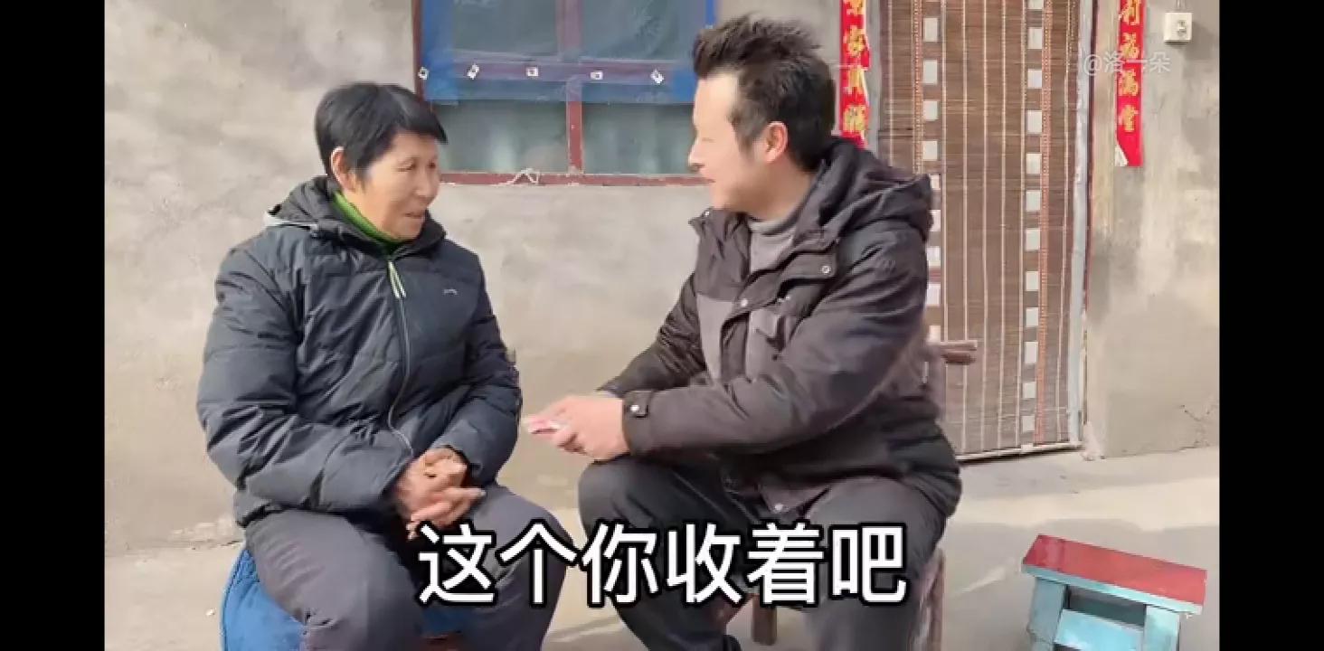 子奇把最后一个月的工资瞒着一朵交给朵妈，朵知道后乐坏了……