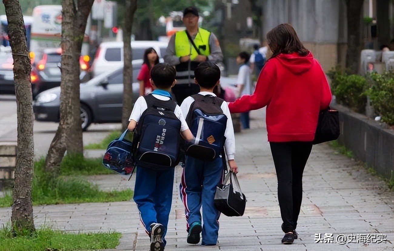 高校军训女生跳舞引争议当事人,高校女生舞蹈表演被批评