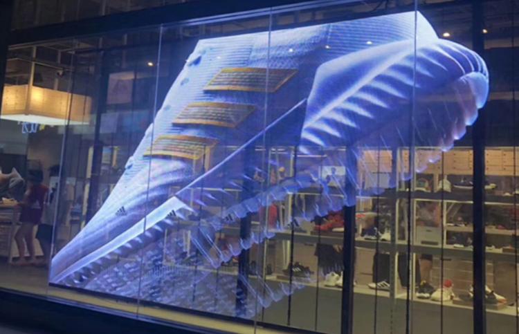 在泳池里掏出透明手机，我的笑容渐渐消失......