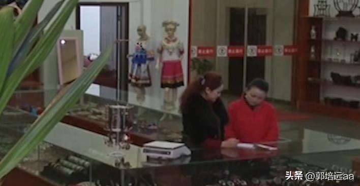 一小伙卖树叶一天挣12000,贵州女子巧用树叶赚大钱