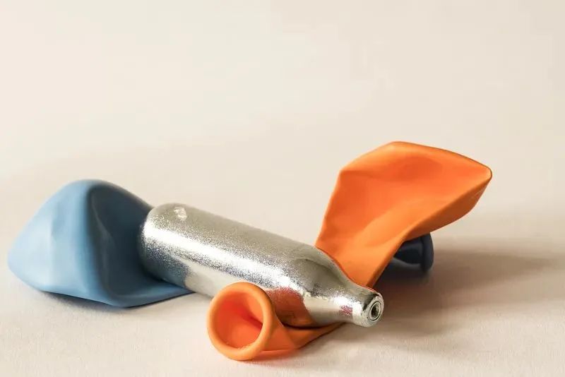 吸食笑气一时爽，半身瘫痪管不了？！”