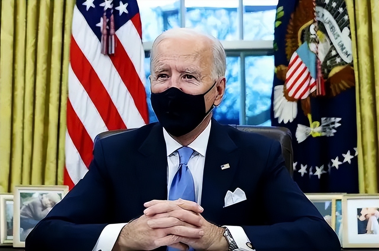 拜登摔倒内容被曝光,拜登下飞机摔倒是真的吗