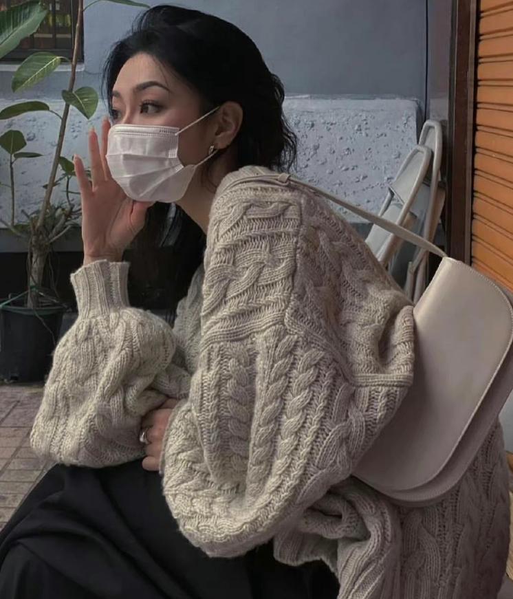 韩国的ins时尚博主tmbming她的风格很适合喜欢简约风穿搭的小姐姐